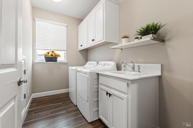 Building Photo - 343 Silver Ridge Dr