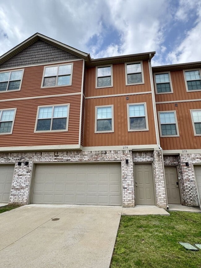 Building Photo - Nice 2 bedroom townhome close to I-49