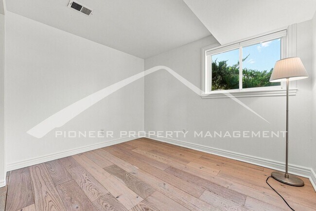 Building Photo - Charming Home with Washer/Dryer and 2-Car Garage