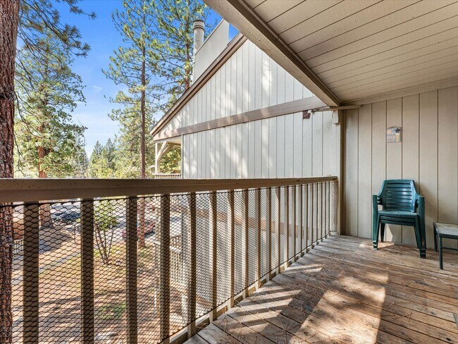 Building Photo - LONG-TERM RENTAL: Updated Townhome in Prime Location! 2 Bedrooms & Loft, Fully Furnished!