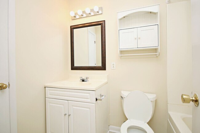 Building Photo - Student & Pet-Friendly UVA Area Rental