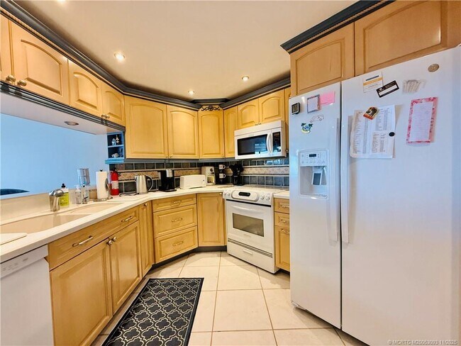 Building Photo - 9500 S Ocean Dr