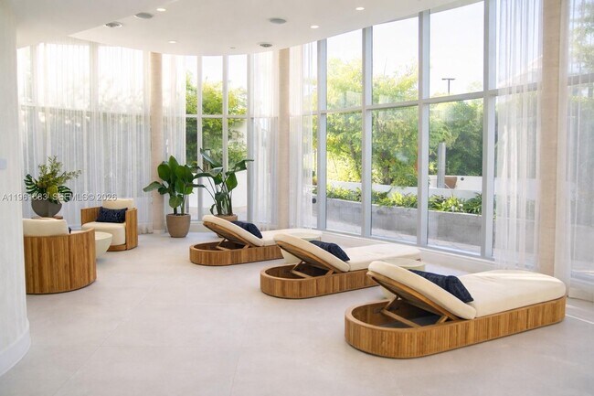 Building Photo - 700 NE 24th St