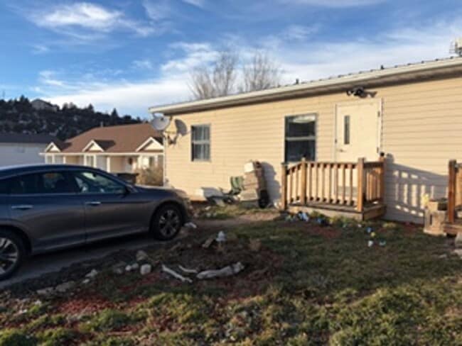 Building Photo - 2 Bed 1 Bath Duplex