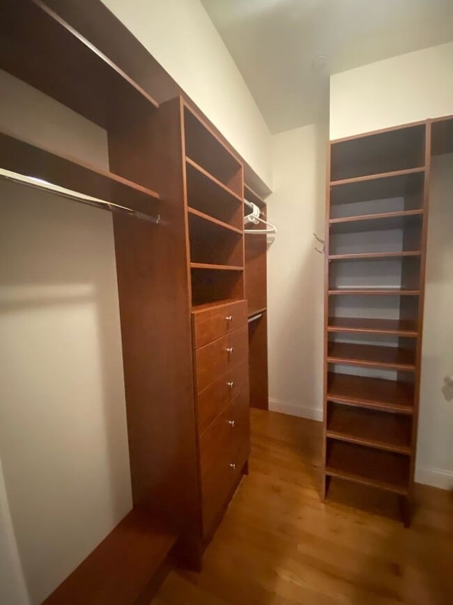 Building Photo - Spacious Townhouse Steps from Tarrytown Wa...