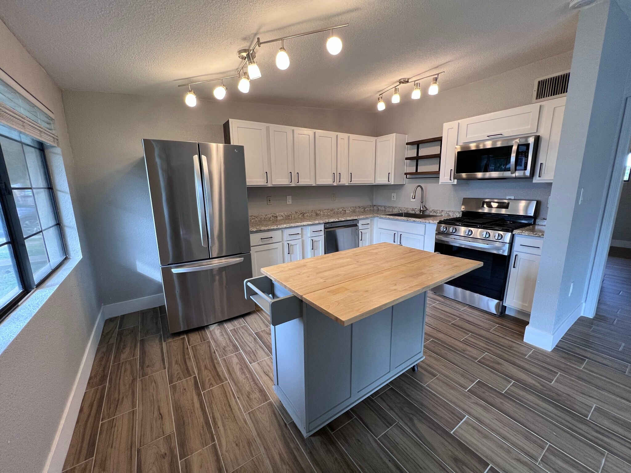 Kitchen - 1405 S Farmer Ave