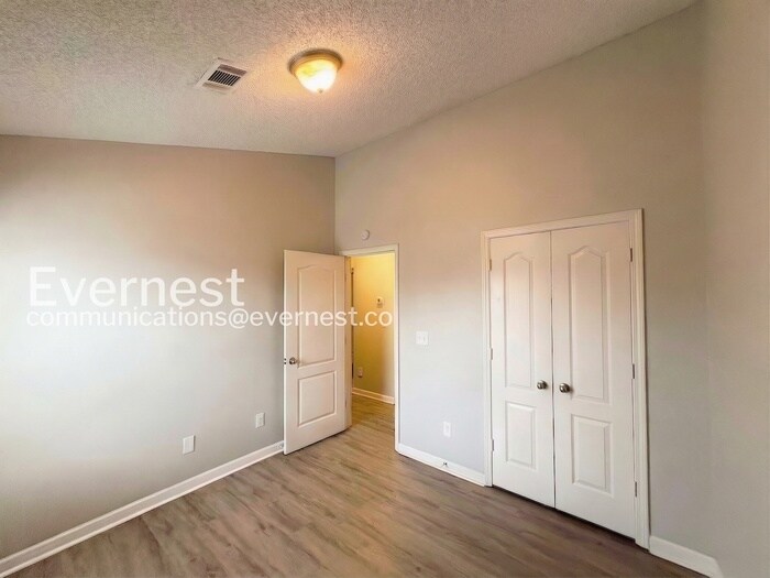 Building Photo - 8665 Thomas Rd