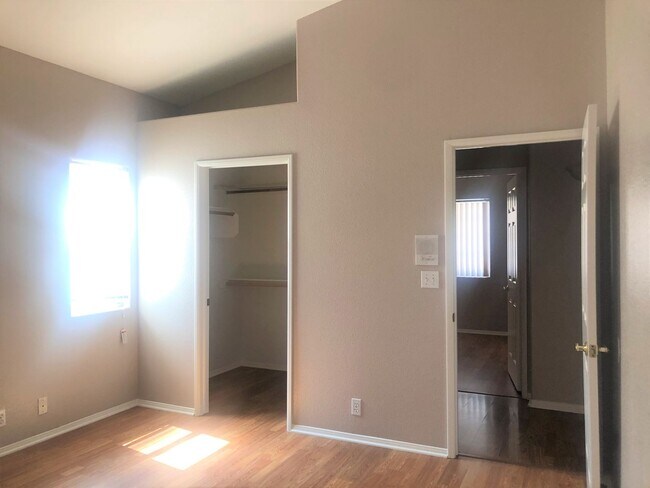 Building Photo - Available Now! Desired Location PLUS a Sparkling Pool!!!!