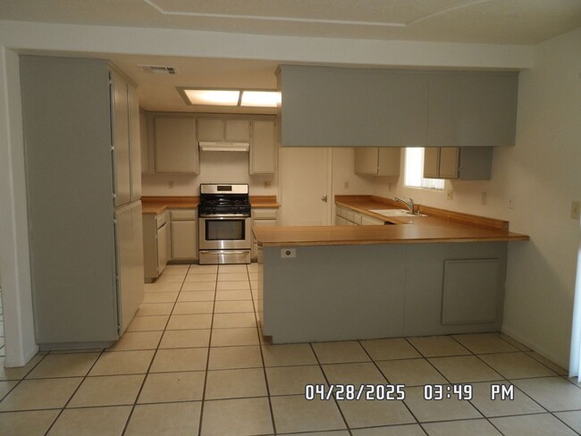 Building Photo - 3 Bedrooms, 2 Bathroom, Large Fully Fenced...