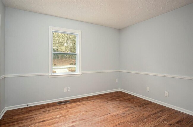 Building Photo - 1106 Oak Rd SW