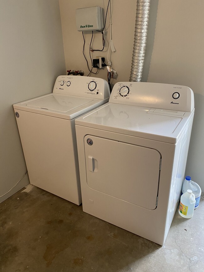 Washer/dryer - 923 N Maple St