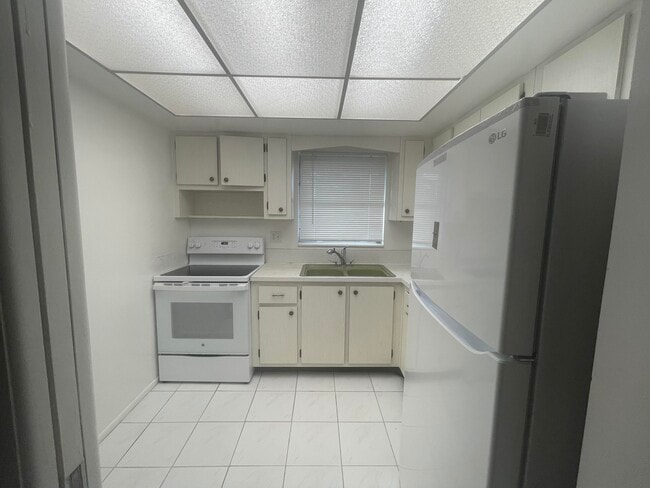 Building Photo - 2676 Dudley Dr E