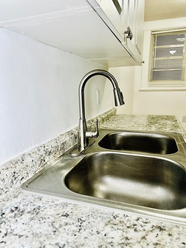 Building Photo - Renovated Art Deco Beauty!