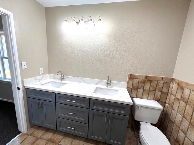 Building Photo - 10600 Andora Ave