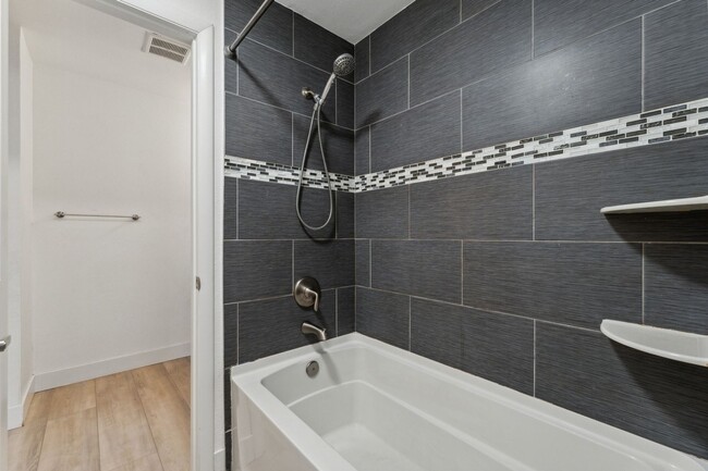 Building Photo - Charming 2BR Condo in Denver