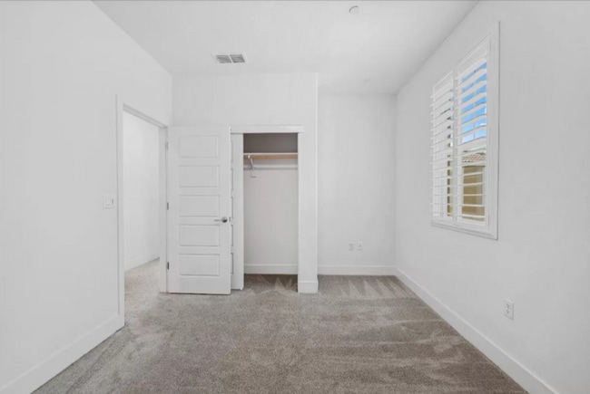 Building Photo - Dream Home Alert: 5 Bedrooms of Pure Comfo...