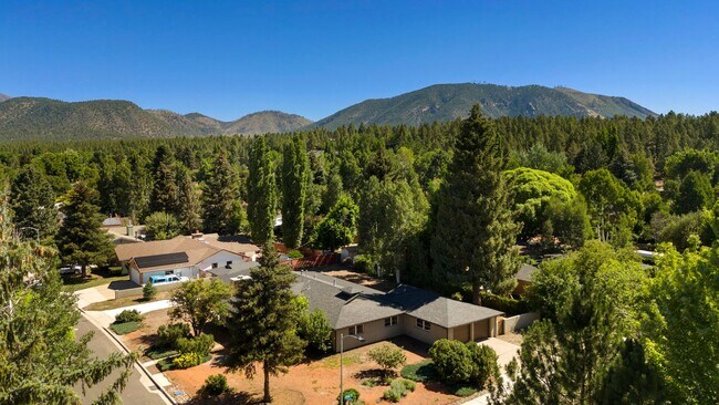 Building Photo - Reburbished 3bd/2ba, 2,275 sq ft home in Coconino Estates close to Hospital, park, downtown Flags...