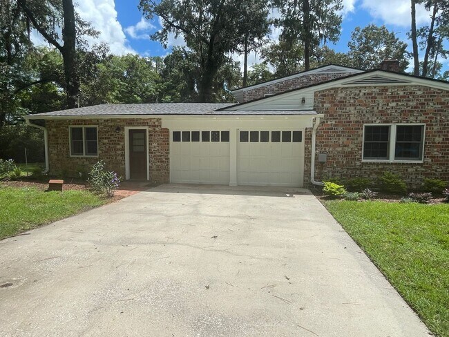 Building Photo - Stunning 3-Bedroom, 2-Bathroom Home with A...