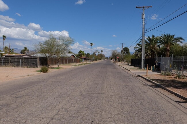 Building Photo - 3144 E Monte Vista Dr