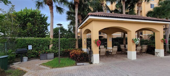 Building Photo - 400 Scotia Dr