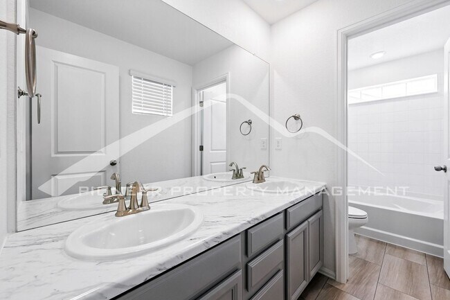 Building Photo - Spacious Home with Washer/Dryer and Centra...