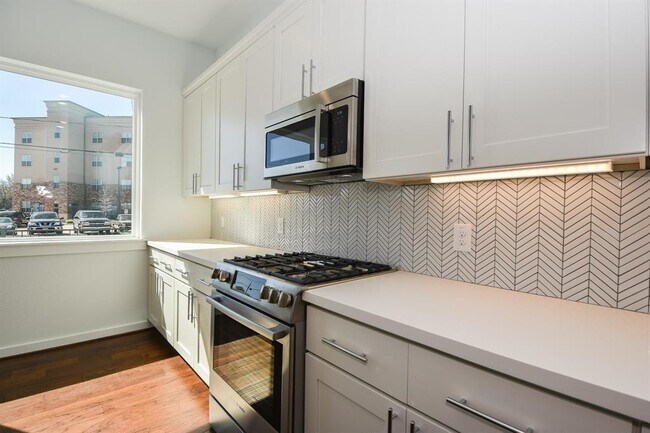 Building Photo - 713 James St