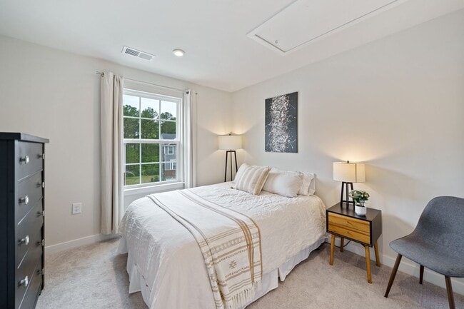 Building Photo - 3be/2.5ba 3-Level Townhouse Key Location Between Durham and Chapel Hill