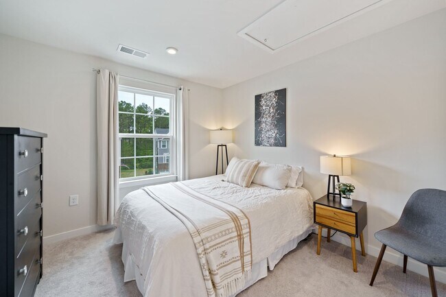 Building Photo - APPLICATIONS PENDING 3be/2.5ba 3-Level Townhouse Key Location Between Durham and Chapel Hill