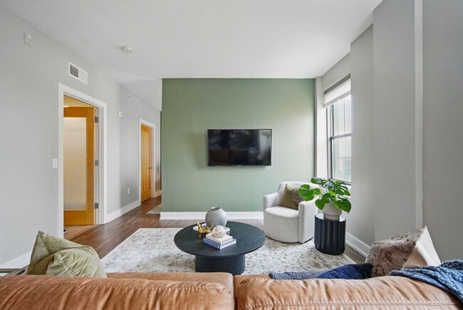 Building Photo - 400 Walnut St