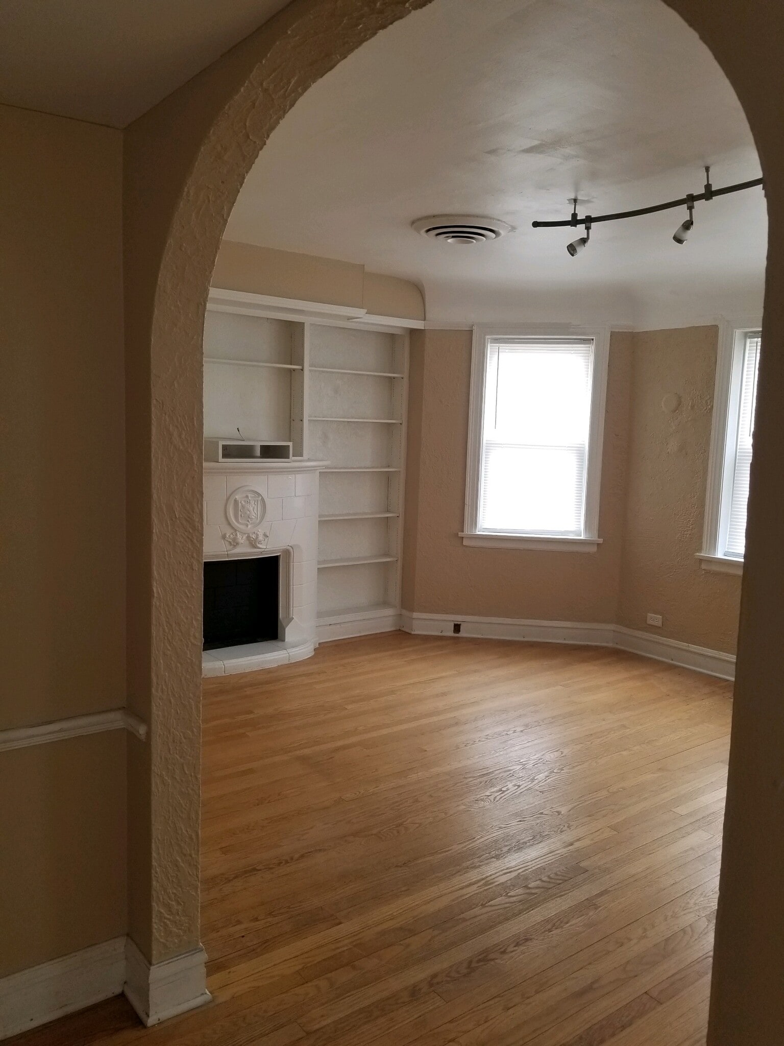 Living room - 2331 S Lombard Ave