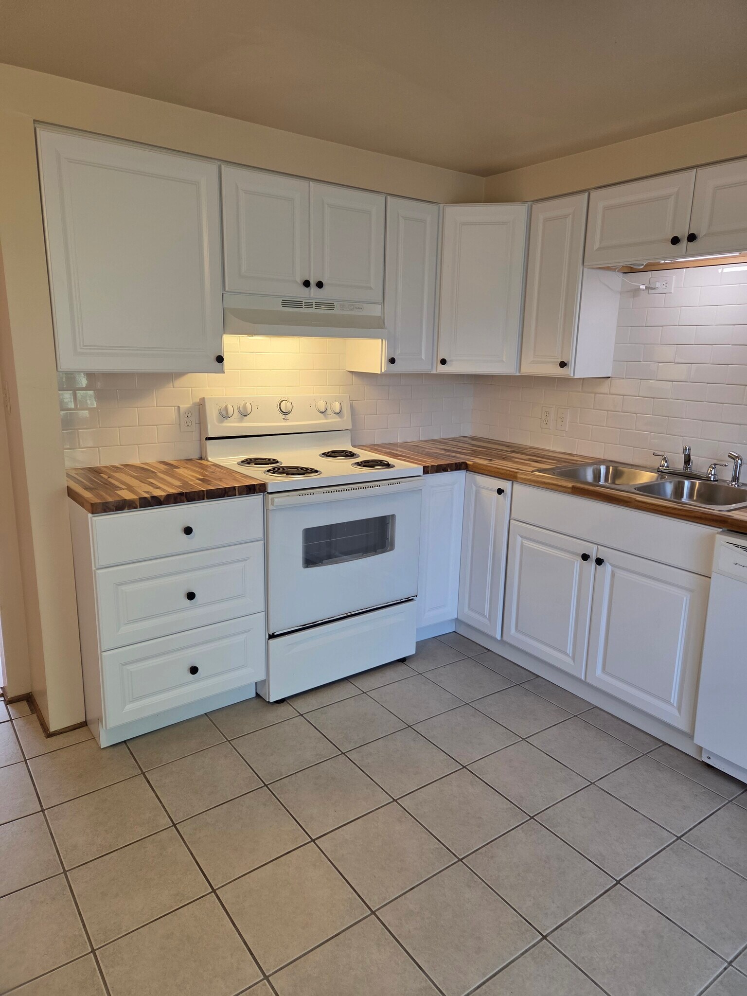 Building Photo - 496 Mercer Rd