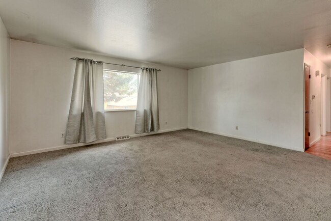 Building Photo - Students Welcome! Great Location!