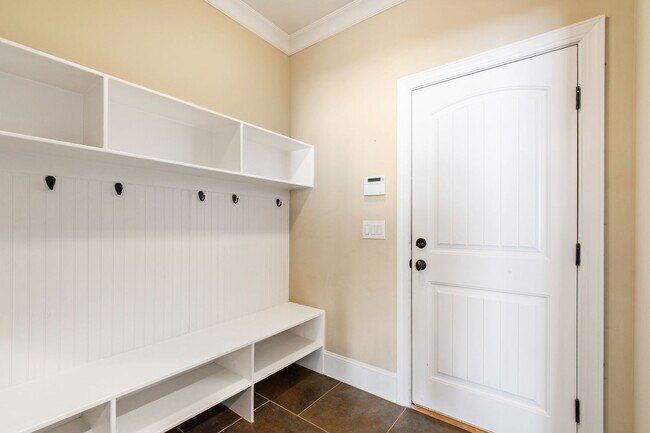 Building Photo - Elegant 5-Bedroom Residence with Luxurious...