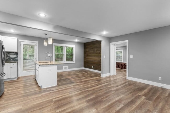 Building Photo - 1699 Flintwood Dr SE