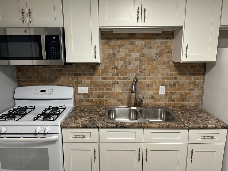 Building Photo - 9610 N Greenwood Ave