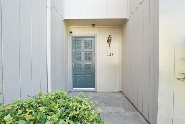 Building Photo - Beautiful 3 Bedroom 2.5 Bath End Unit Town...