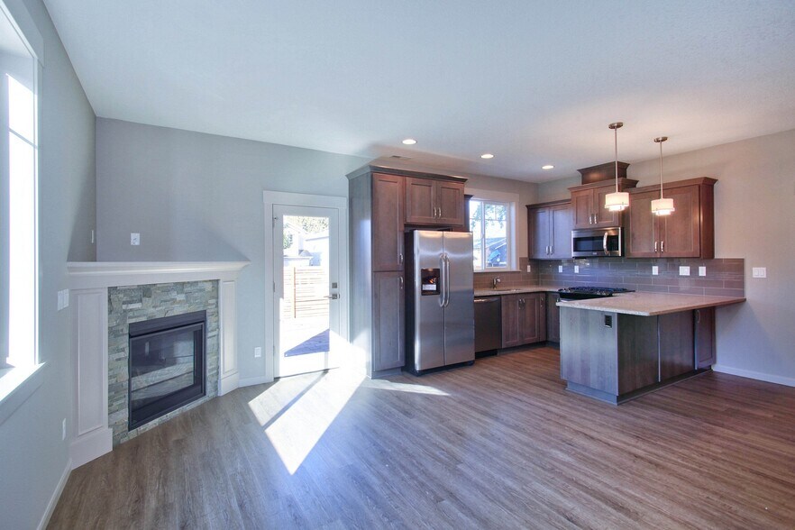 Building Photo - 9424 N Macrum Ave