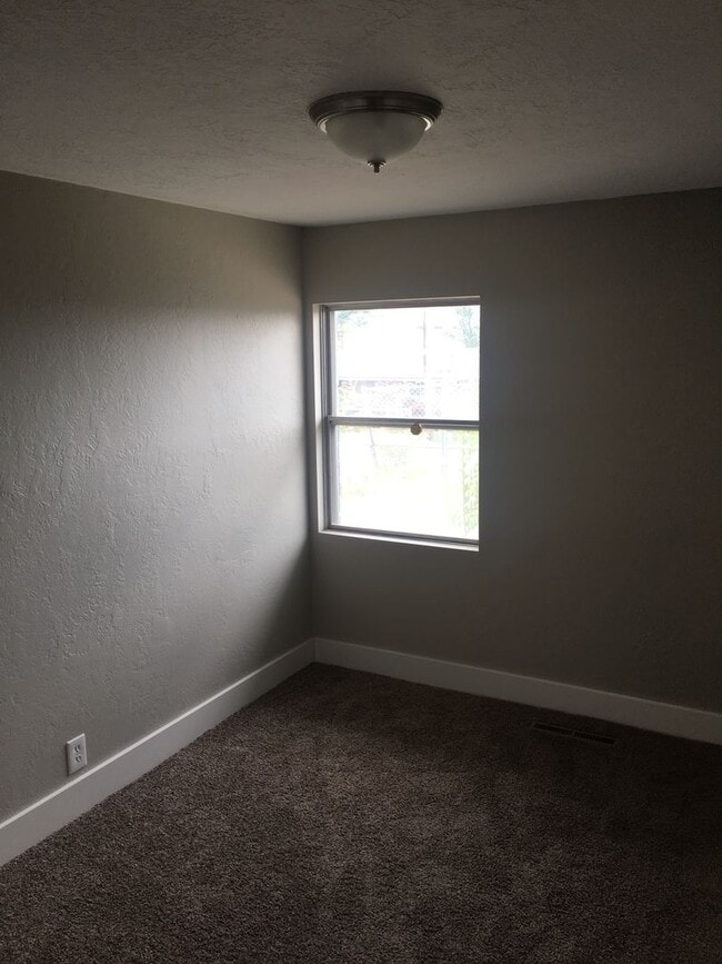 Building Photo - Three Bedroom Townhome;  Farmington, 1,100...