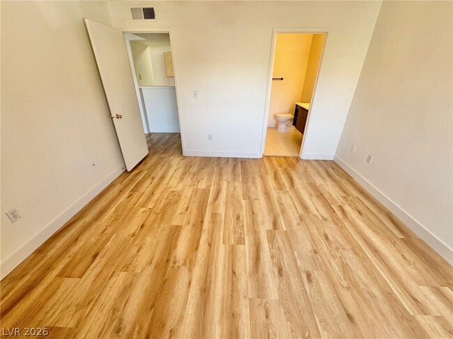 Building Photo - 950 Seven Hills Dr