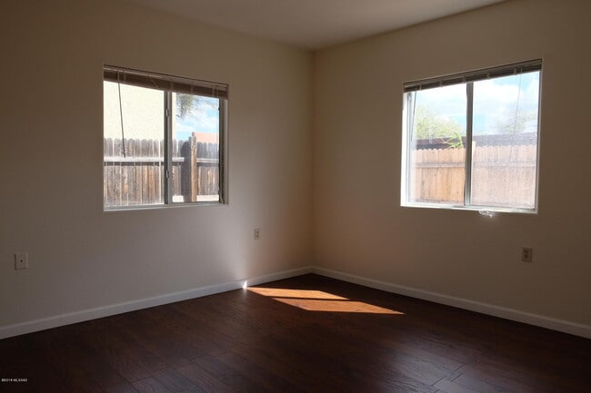 Building Photo - 3144 E Monte Vista Dr