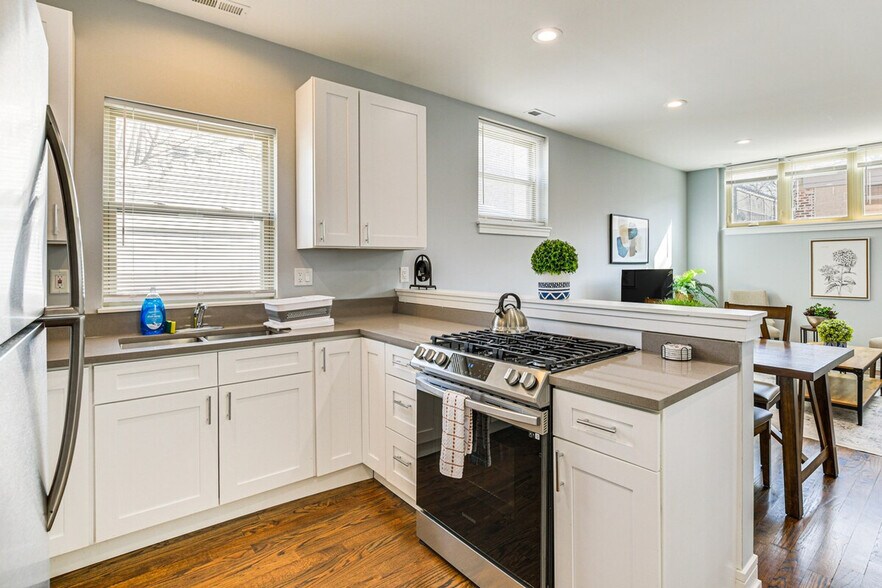 Building Photo - 2113 W Armitage Ave