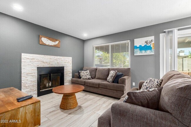 Building Photo - 1502 E Topeka Dr