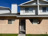 Building Photo - 3 Bedroom 2 Bathroom Townhome for Rent in Palmdale