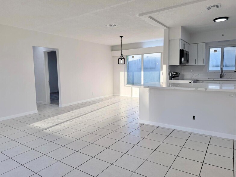 Building Photo - 231 NE 16th Ave