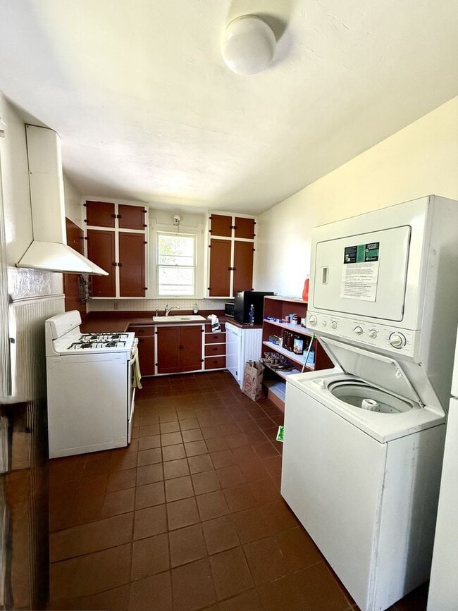 Building Photo - 2 Bedroom Avail September 2026 in Prospect Hills! $1,250 Monthly