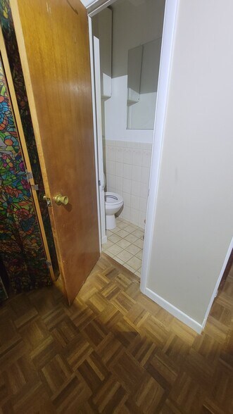 1/2 Bath in Primary BR - 931 24th St
