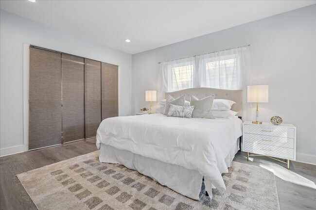 Building Photo - 515 E 9th St