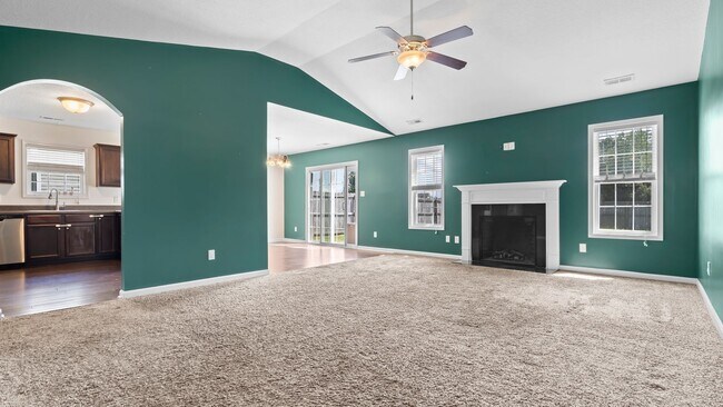 Building Photo - Charming 3BR Home in Carolina Plantation with Fenced Yard & 2-Car Garage