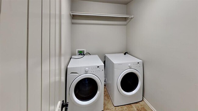 Building Photo - 6520 Bentwood Dr