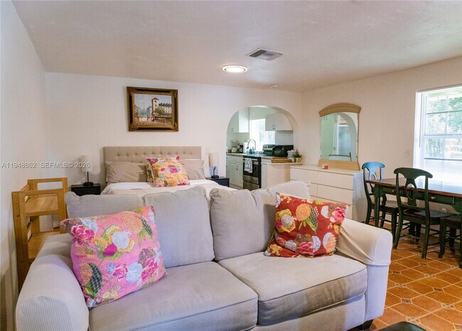 Building Photo - 271 NE 154th St